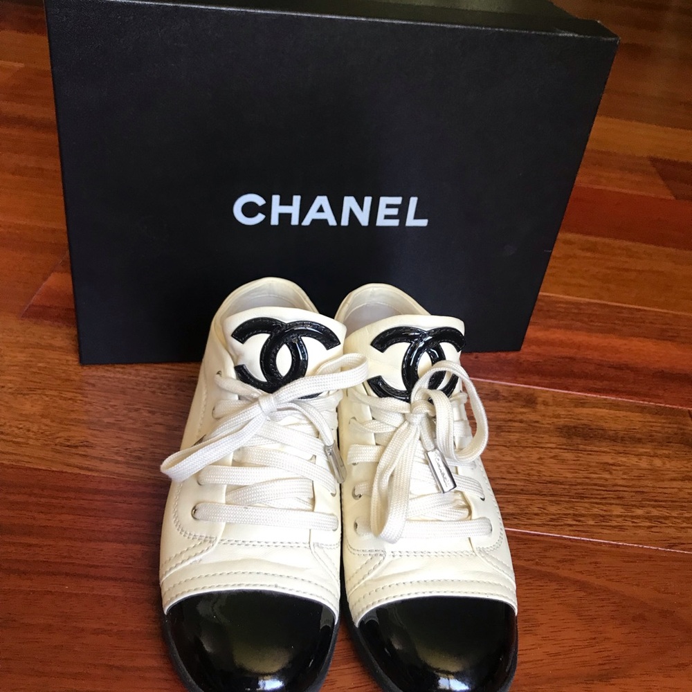 Chanel CC low top sneaker